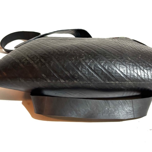 Recycle tire  crossbody handbag - Picture 4 of 5